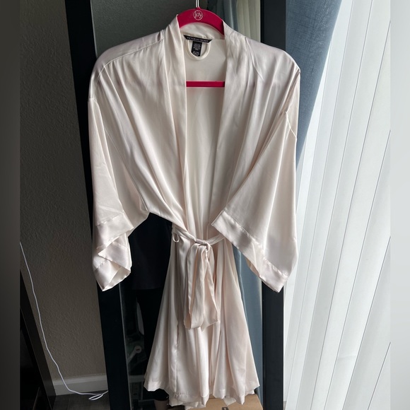 Set of two (2) satin robes - Picture 6 of 12